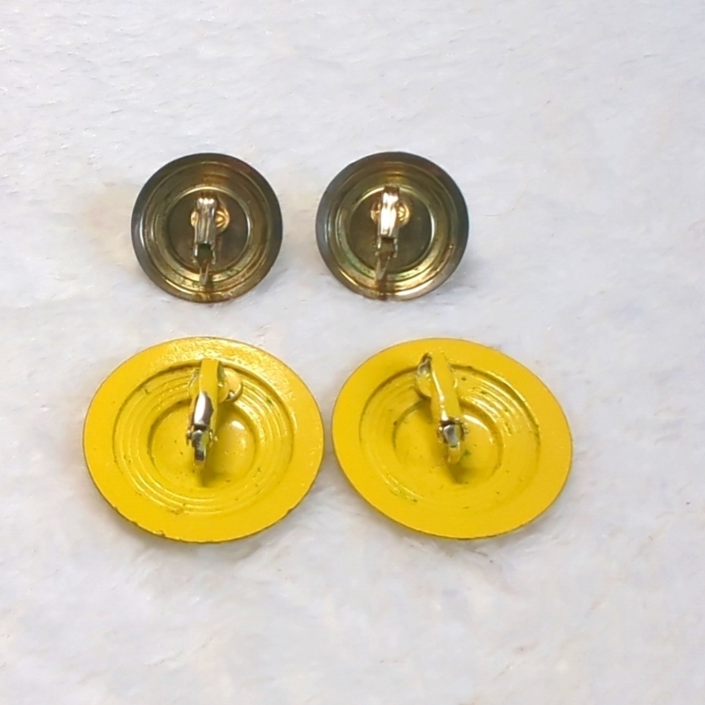 Vintage 70's Yellow Enamel and Goldtone Clip Earrings - Qty 2 pairs - Picture 5 of 7
